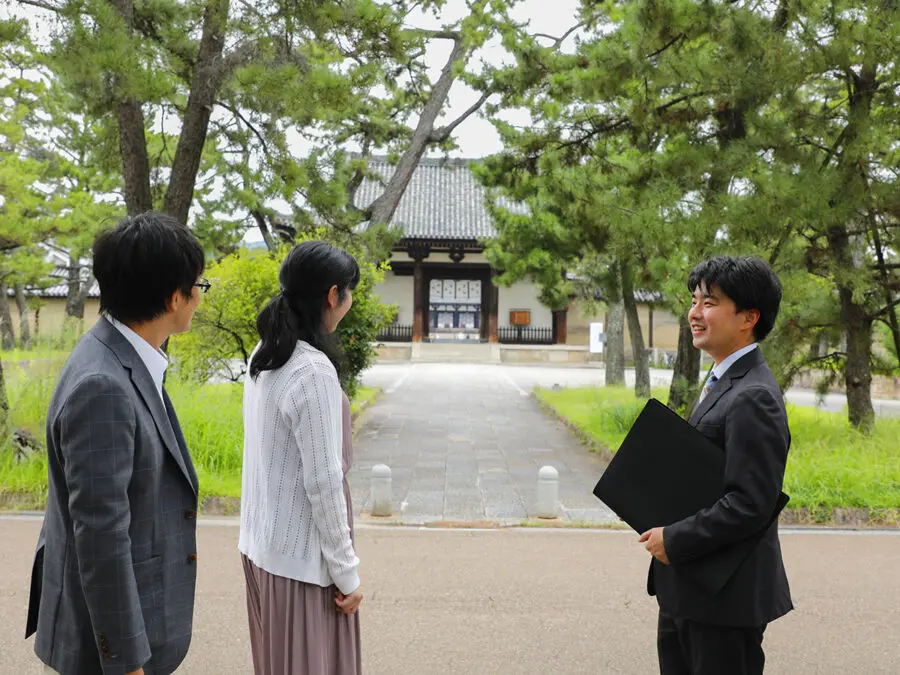 【宿泊者限定！大好評！法隆寺ツアー】当館名物語り部（かたりべ）による法隆寺ツアーは、お寺の見方を変えてしまうほど。初めての方でも十分楽しめる内容です。