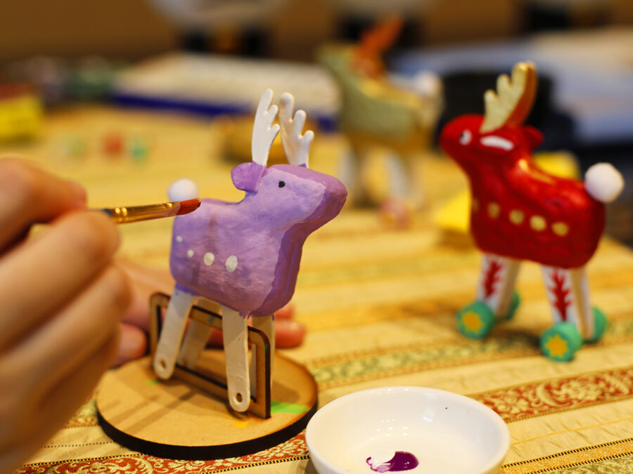 【世界に一つだけの張子鹿、絵付け体験】新郷土玩具「鹿コロコロ」、「おじぎ鹿張子」にそれぞれの感性で色付けや絵受け。
