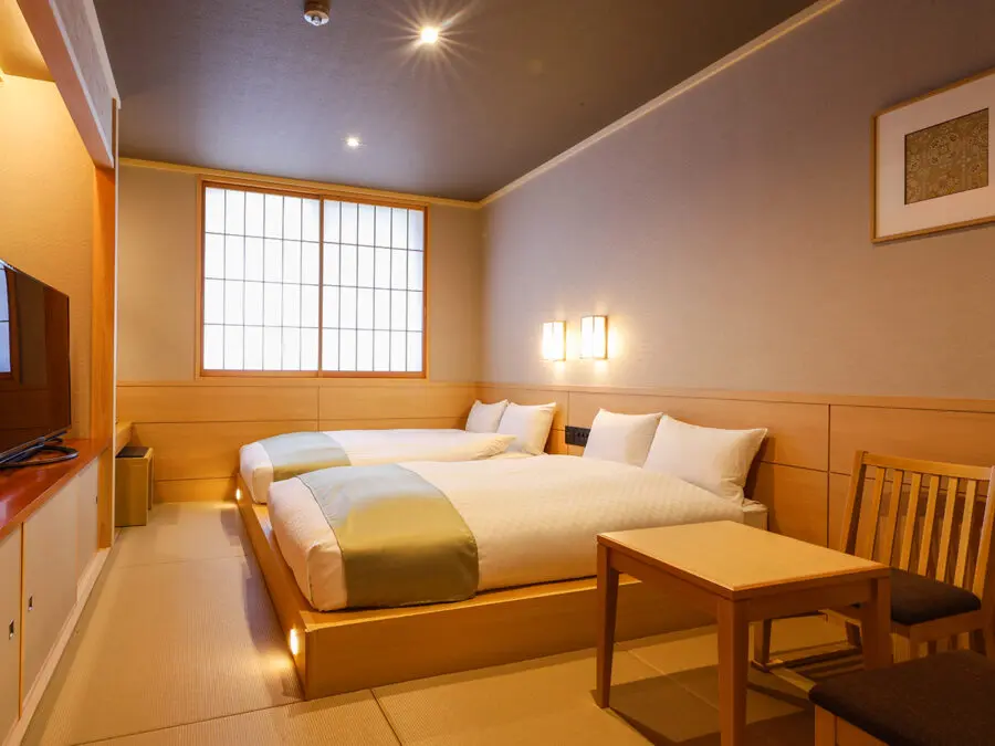 【スーペリアツイン（東方館）】東方館にあるお部屋。和のくつろぎと洋風の快適さを両立させた和モダンなしつらえ。畳敷きに低層ベッドのお部屋でごゆっくりと旅の疲れを癒していただけます。