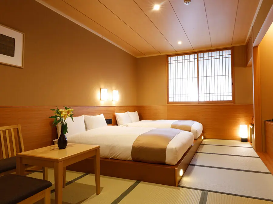 【スーペリアツイン（西方館）】西方館にあるお部屋。和のくつろぎと洋風の快適さを両立させた和モダンなしつらえ。バスとトイレがセパレートのタイプのお部屋です。
