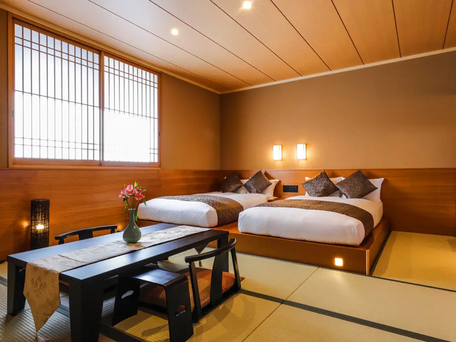 【デラックスルーム（西方館）】 西方館2階のお部屋。畳敷きに低層ベッドの広々としたお部屋でゆっくりと旅の疲れを癒されます。和のくつろぎと洋風の快適さを両立させた和モダンなしつらえ