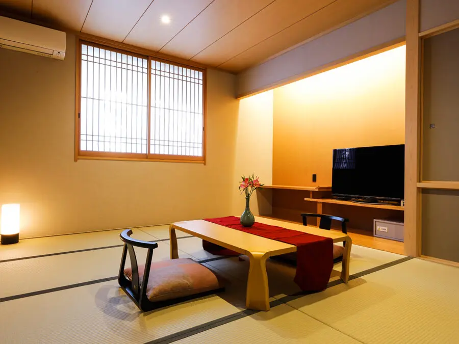 【和室（西方館）】西方館のお部屋。畳敷きの和室。2名様から4名様までご利用できます。